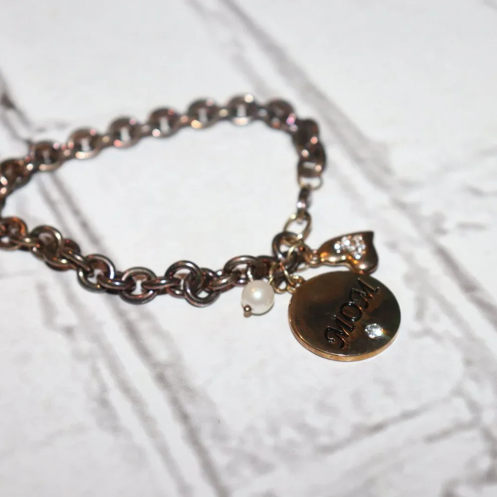 💛📿🌼 GOLD & PEARL “MOM” BRACELET · 7